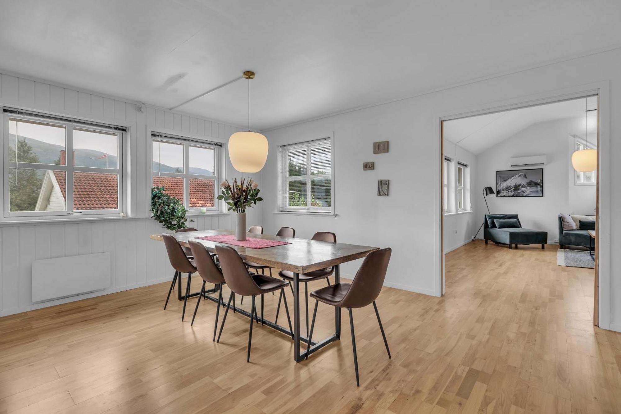 Large Modern House With A View Appartement